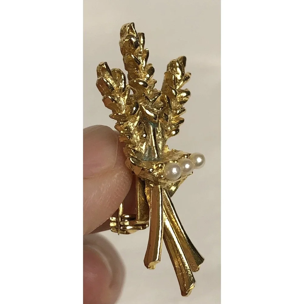 Vtg Crown Trifari Wheat Leaves Brooch Pin 3 White Faux Pearl Accent 1.5